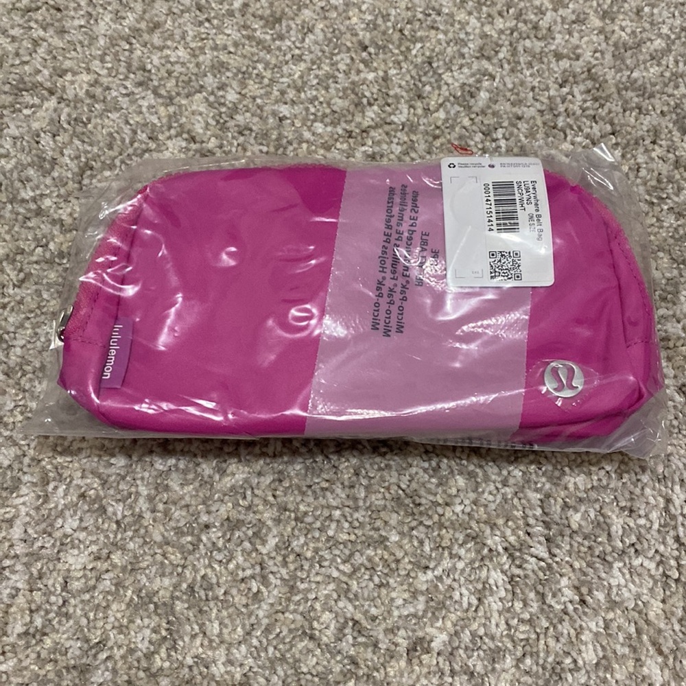 NWT Lululemon Everywhere Belt Bag 1L in Sonic Pink (Color Sold Out!) - Picture 5 of 6